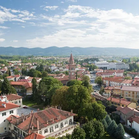 Apartment 7 Flower Street *