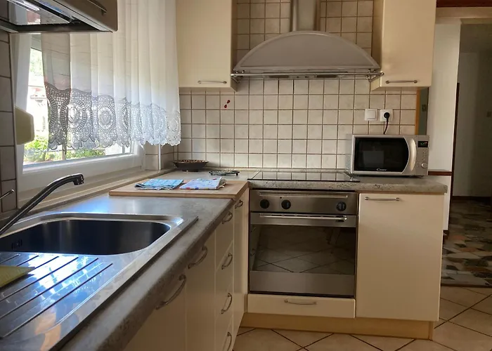 Apartment 7 Flower Street *