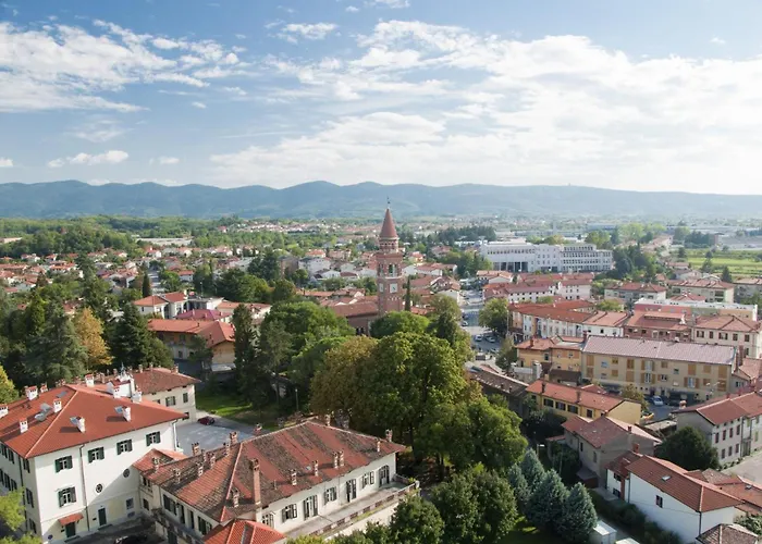 Apartment 7 Flower Street *